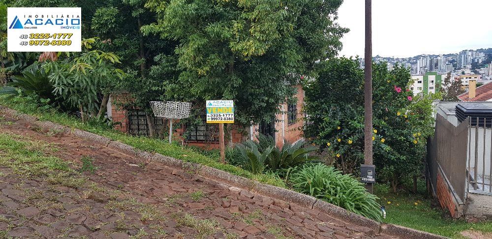 VENDE-SE CASA NO BAIRRO MENINO DEUS
