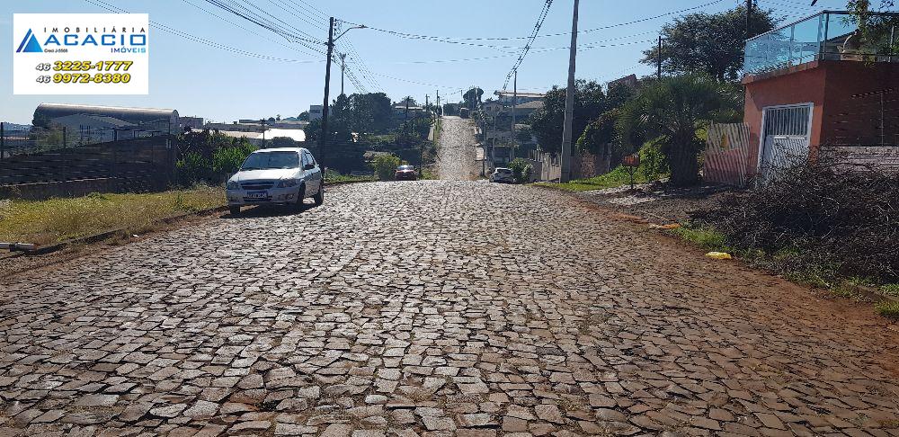 VENDE-SE CASA EM ÓTIMA LOCALIZAÇÃO