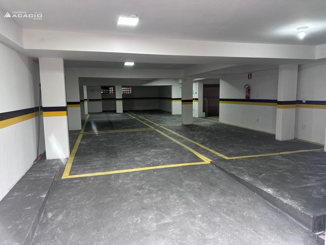 ALUGA-SE SALA COMERCIAL NO CENTRO