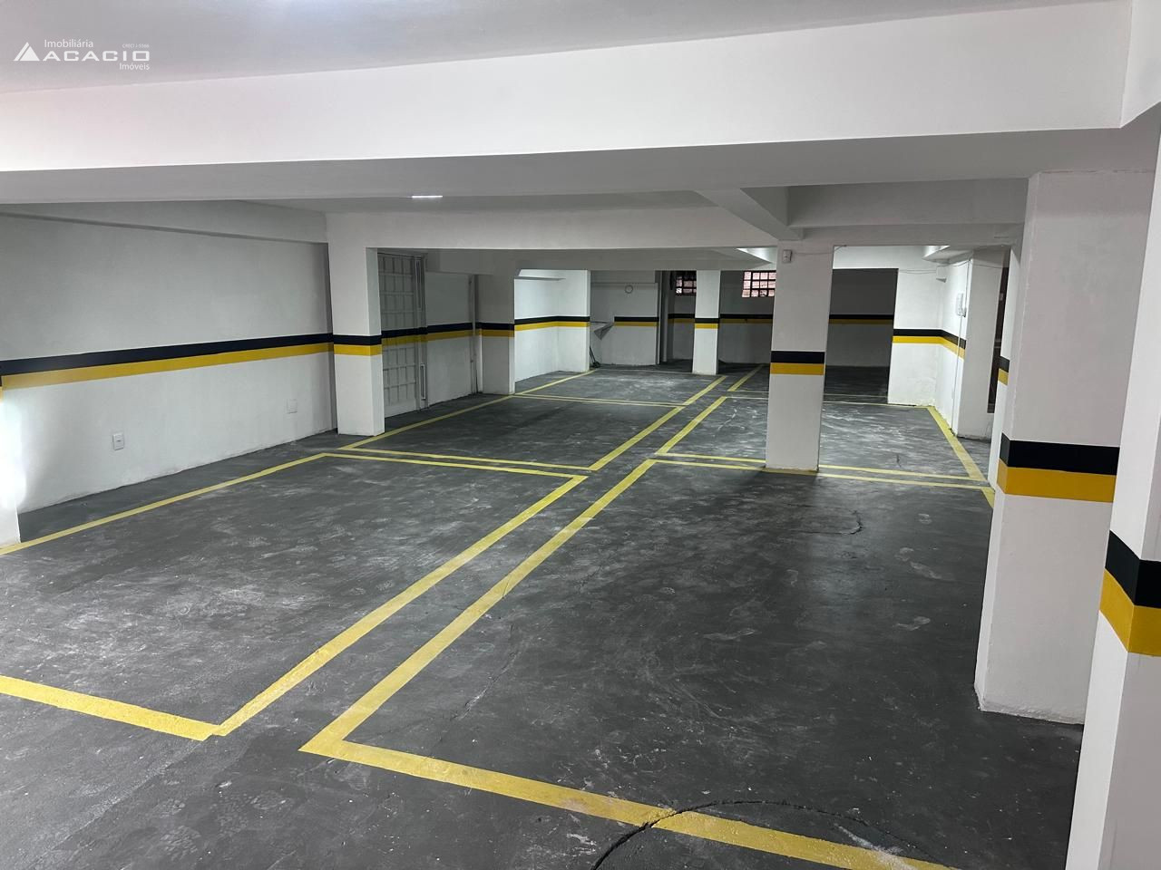 ALUGA-SE SALA COMERCIAL NO CENTRO