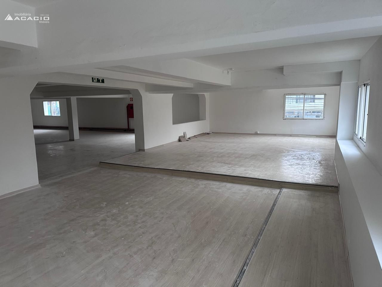 ALUGA-SE SALA COMERCIAL NO CENTRO