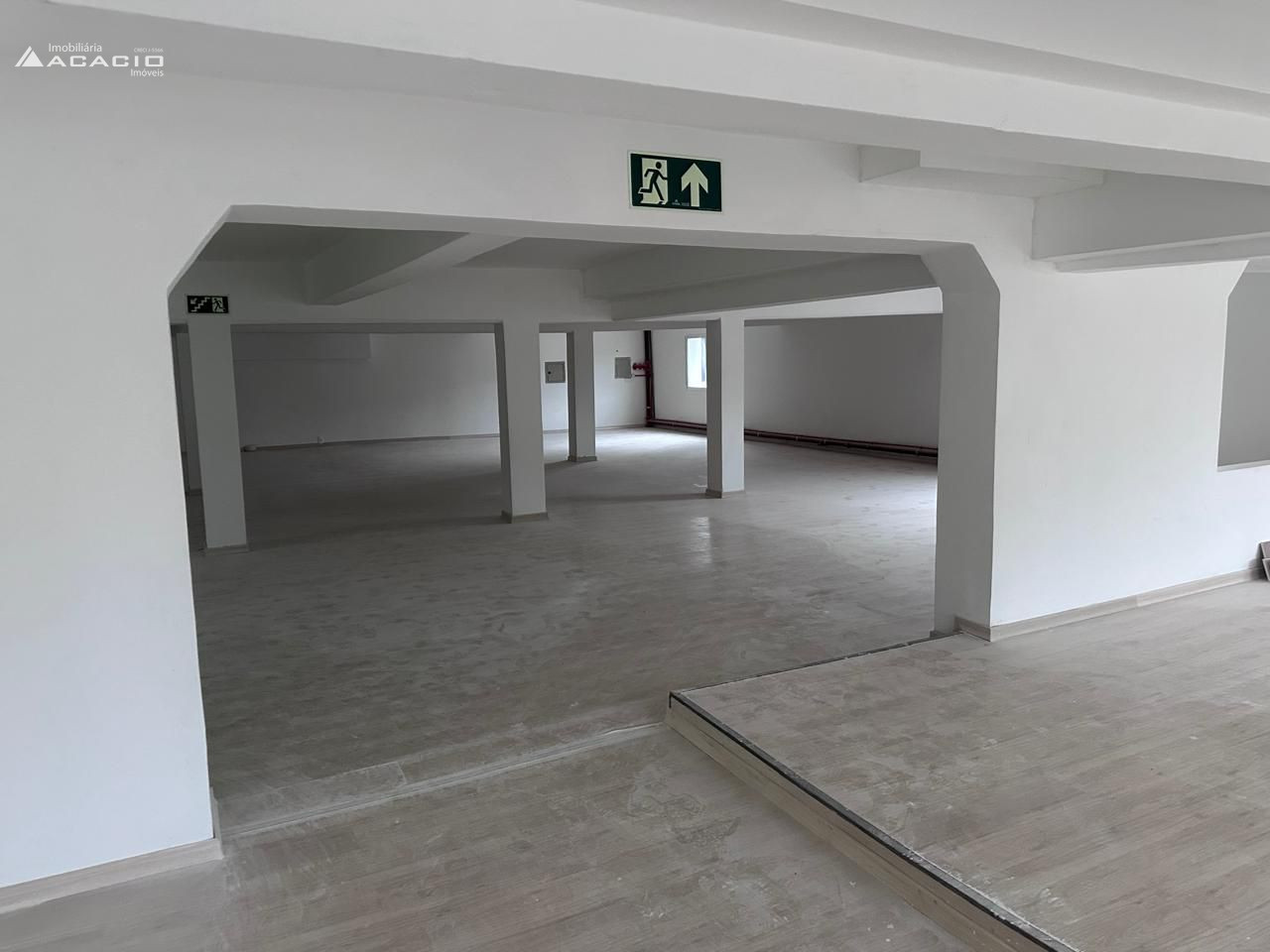 ALUGA-SE SALA COMERCIAL NO CENTRO
