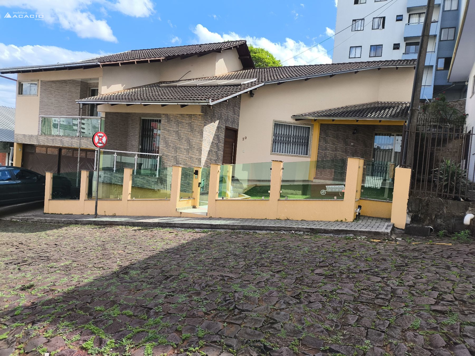 VENDE-SE CASA NO CENTRO