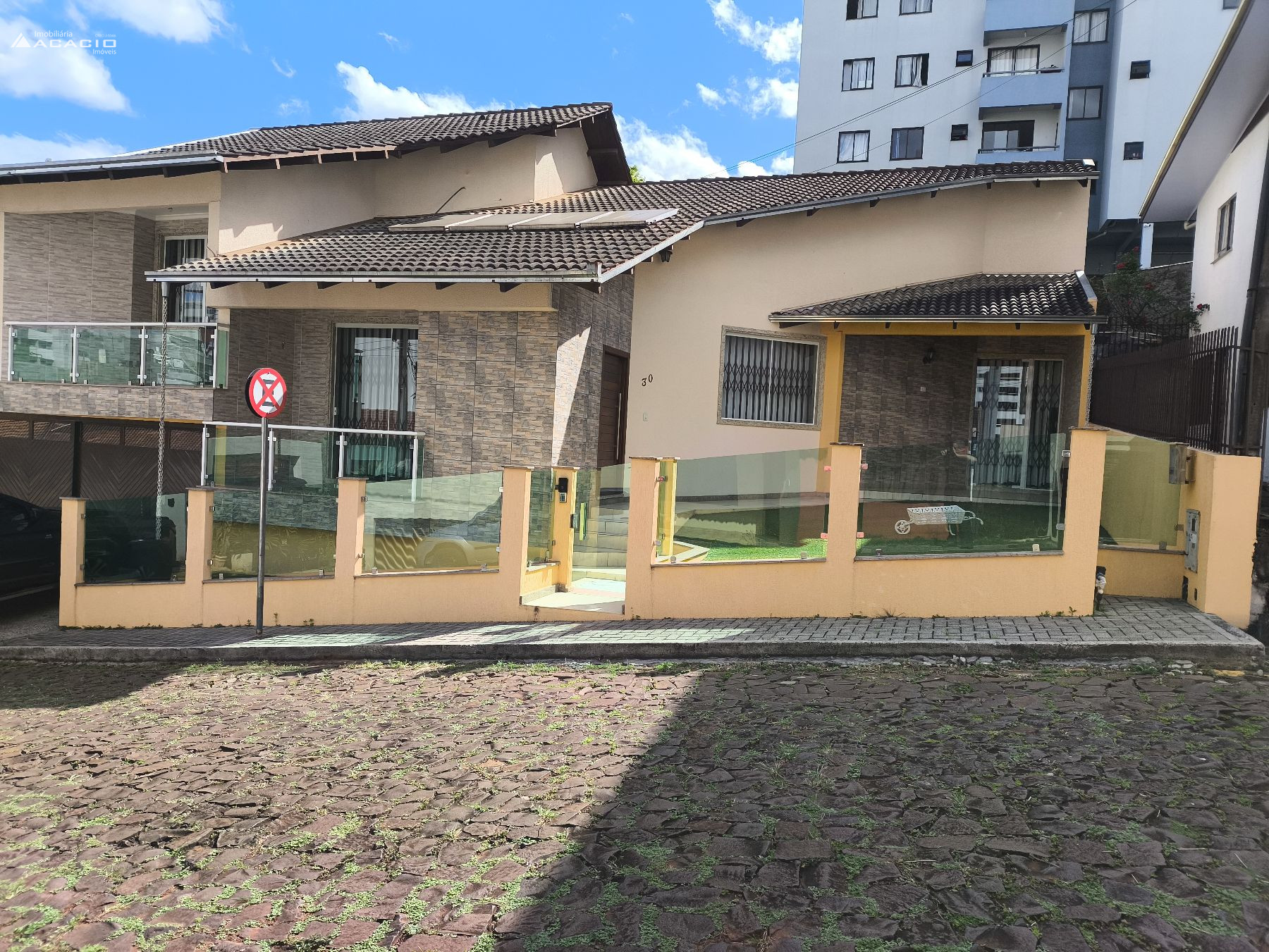 VENDE-SE CASA NO CENTRO