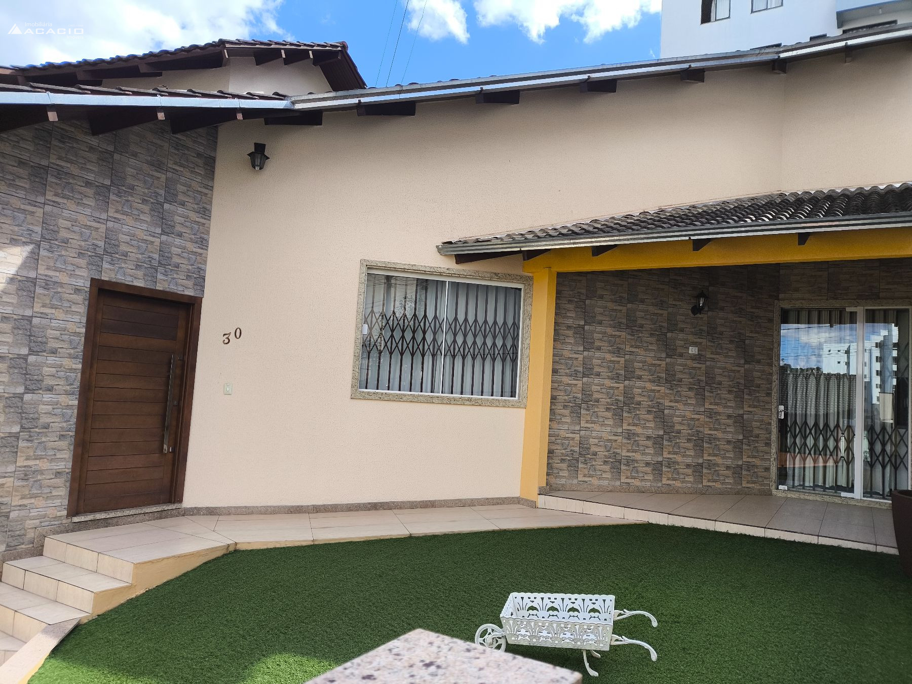 VENDE-SE CASA NO CENTRO