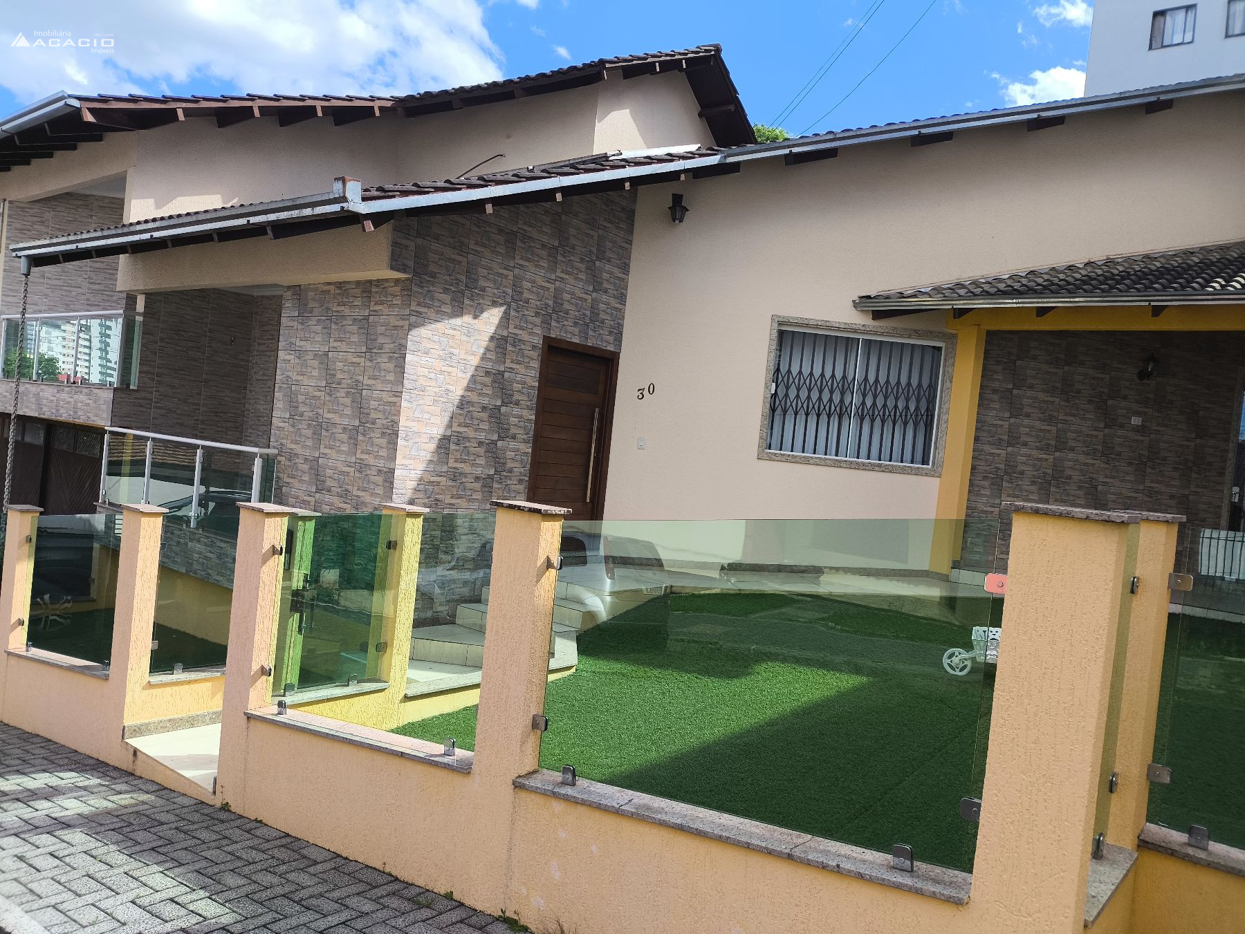 VENDE-SE CASA NO CENTRO