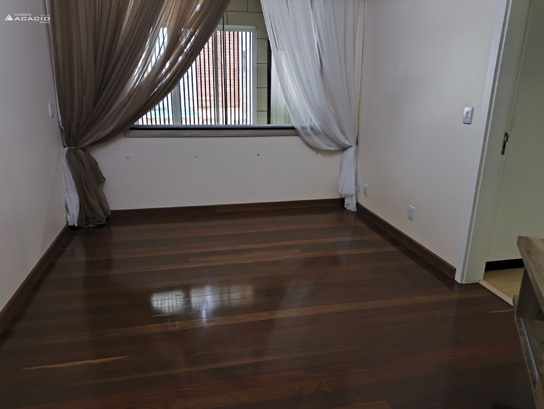 VENDE-SE CASA NO CENTRO