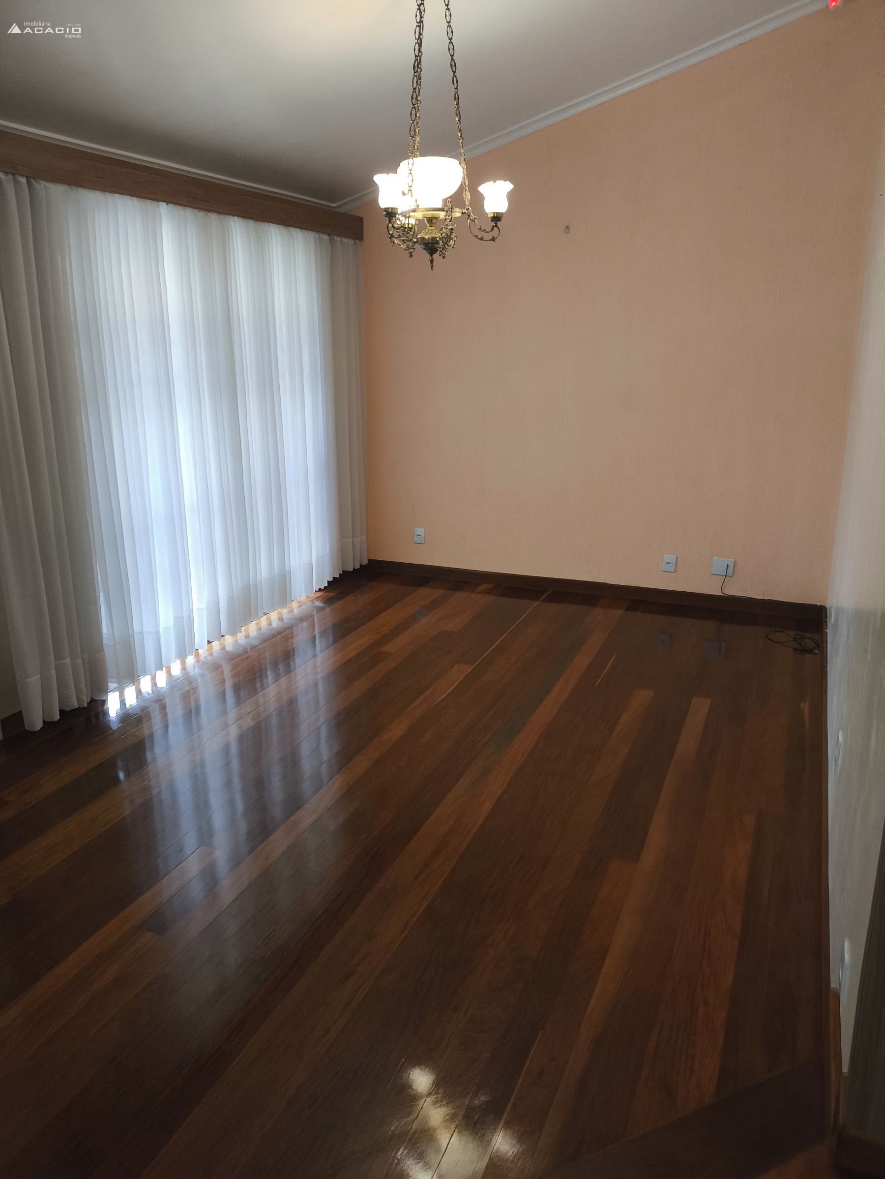 VENDE-SE CASA NO CENTRO