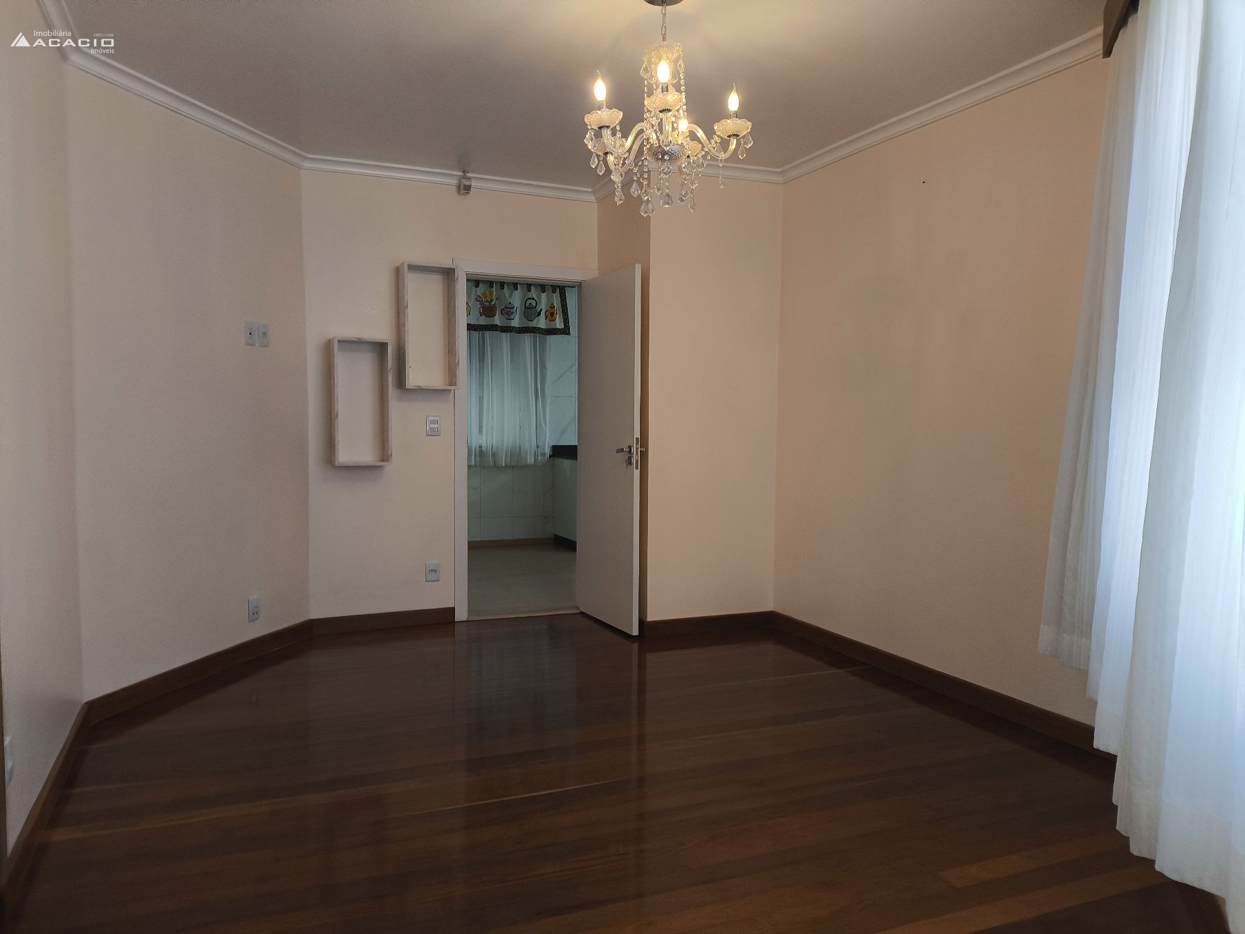 VENDE-SE CASA NO CENTRO