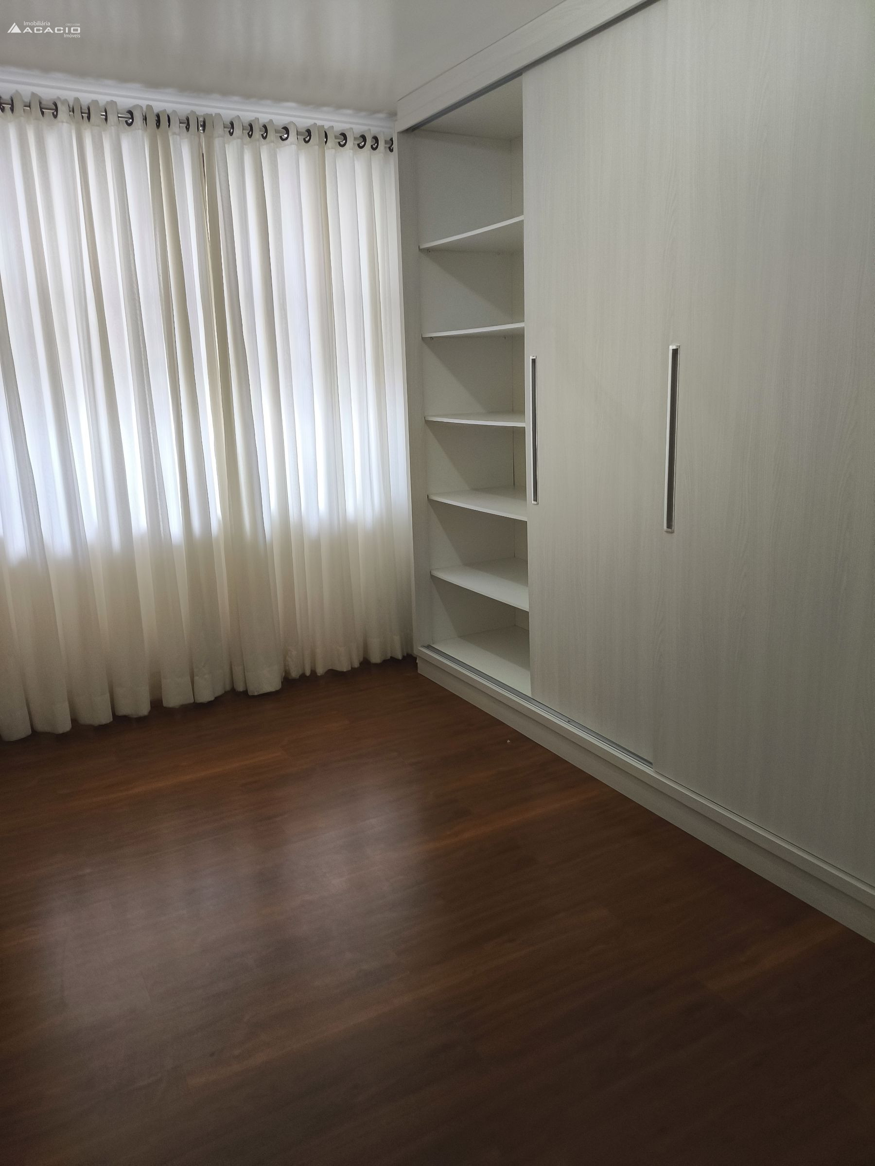 VENDE-SE CASA NO CENTRO