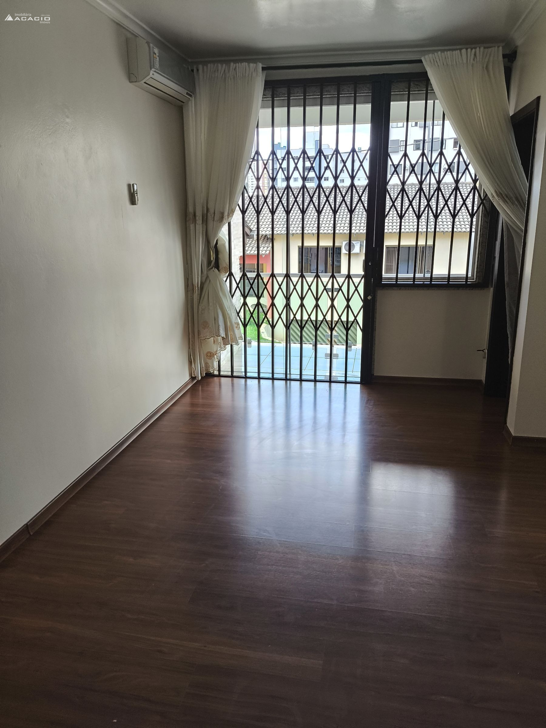VENDE-SE CASA NO CENTRO