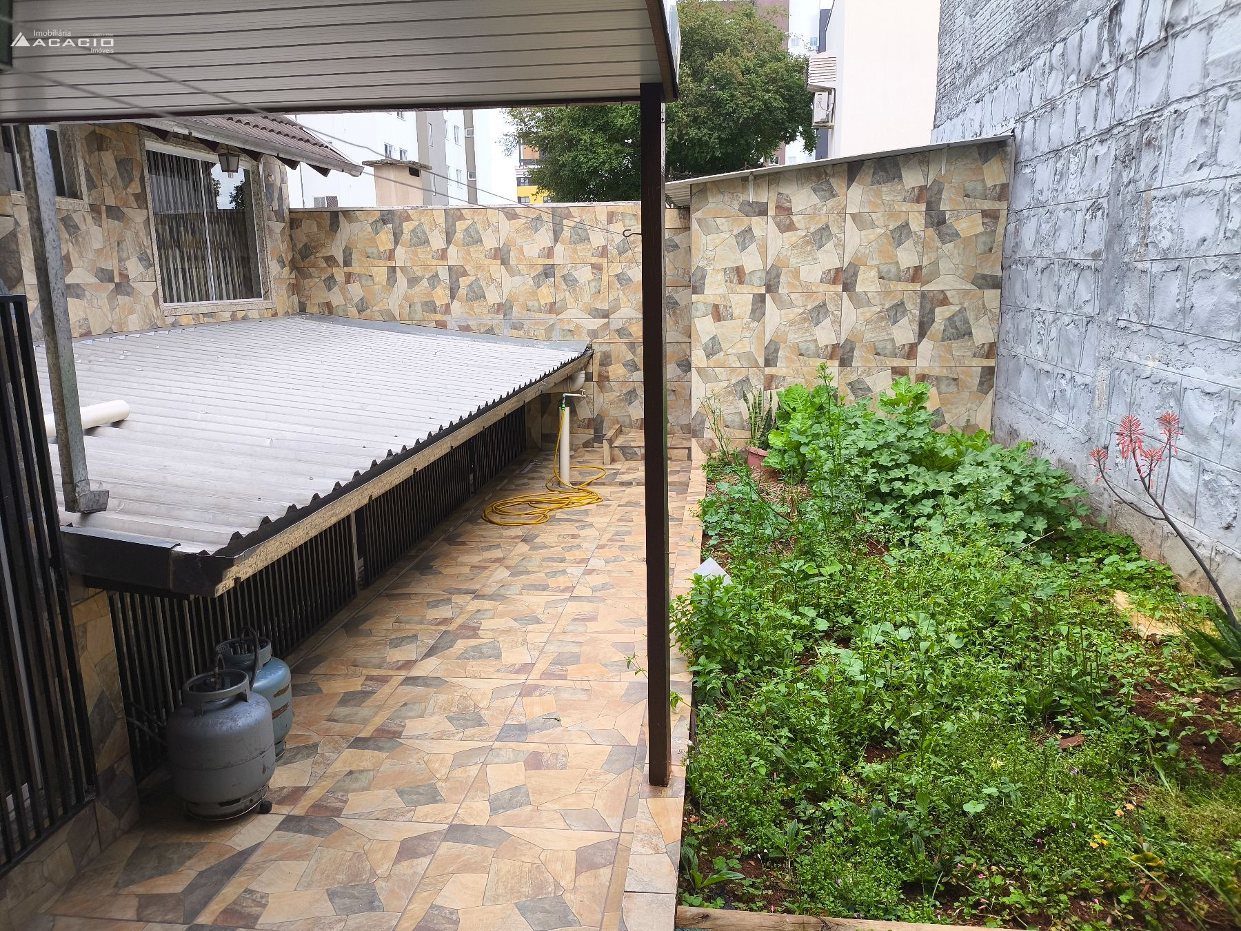 VENDE-SE CASA NO CENTRO