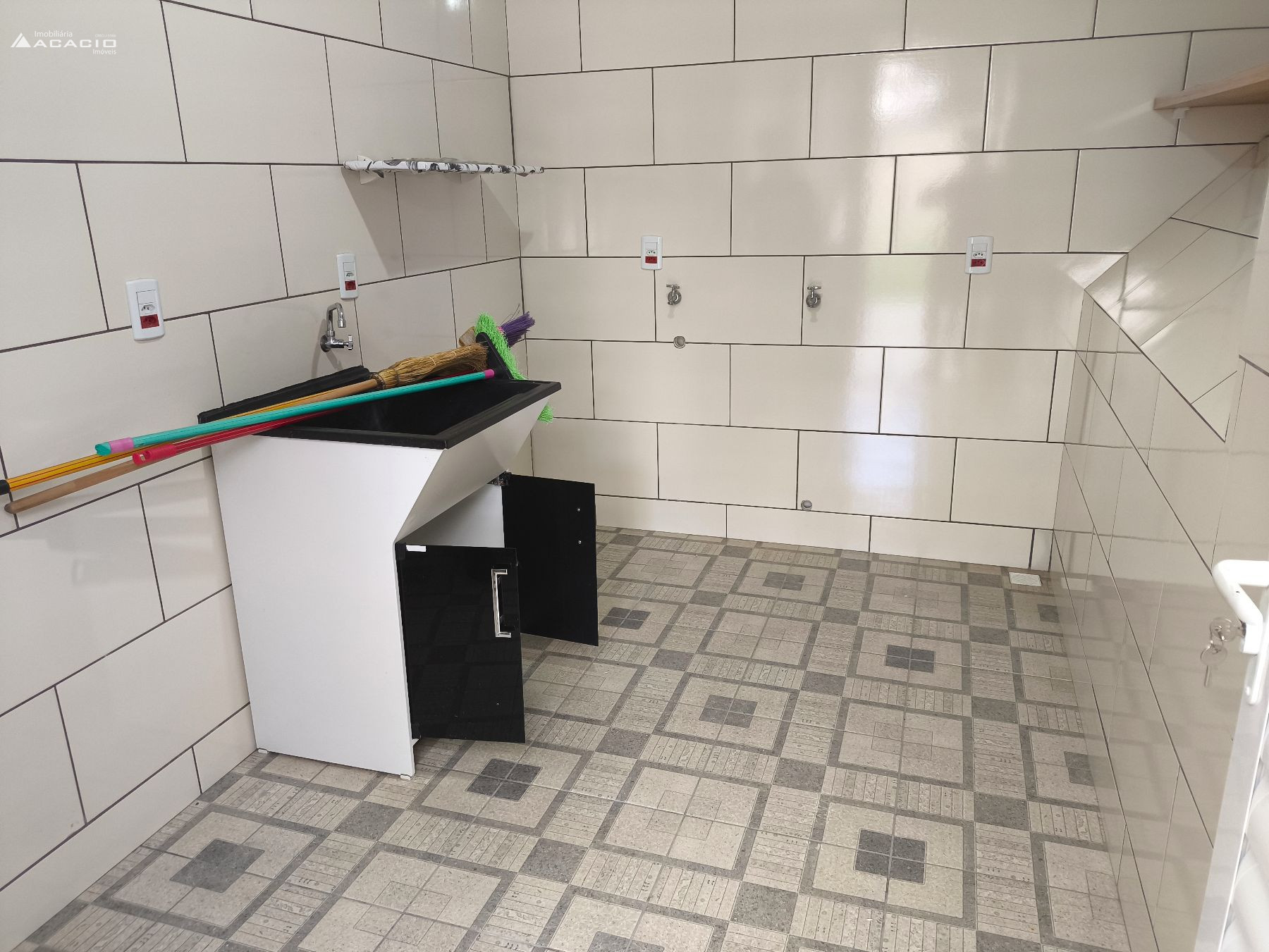 VENDE-SE CASA NO CENTRO