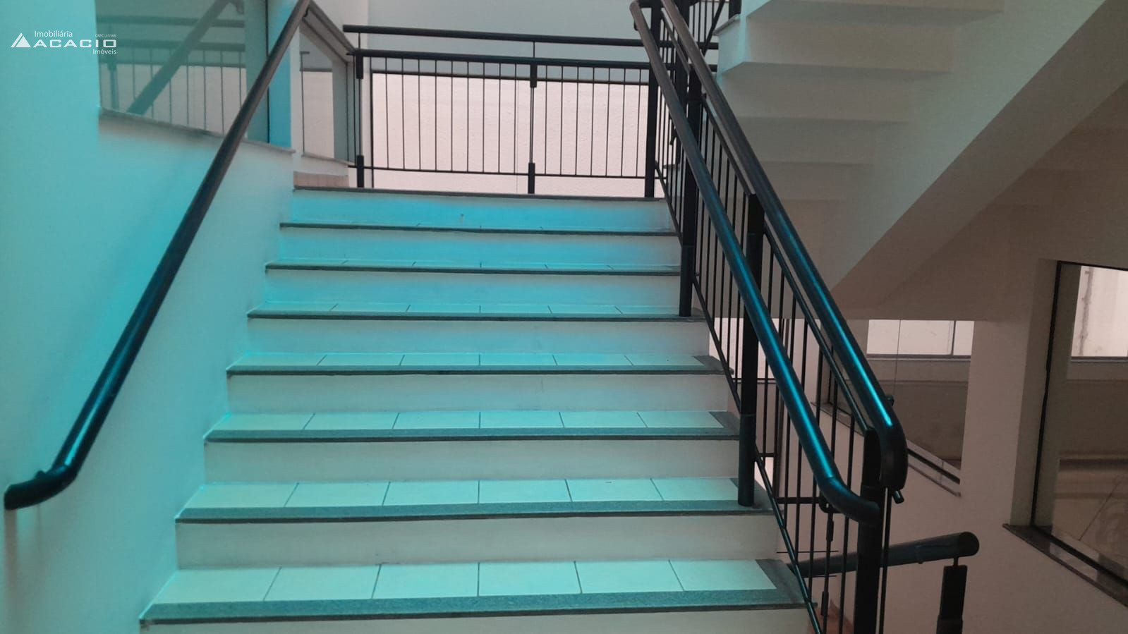 ALUGA-SE SALA COMERCIAL NO CENTRO