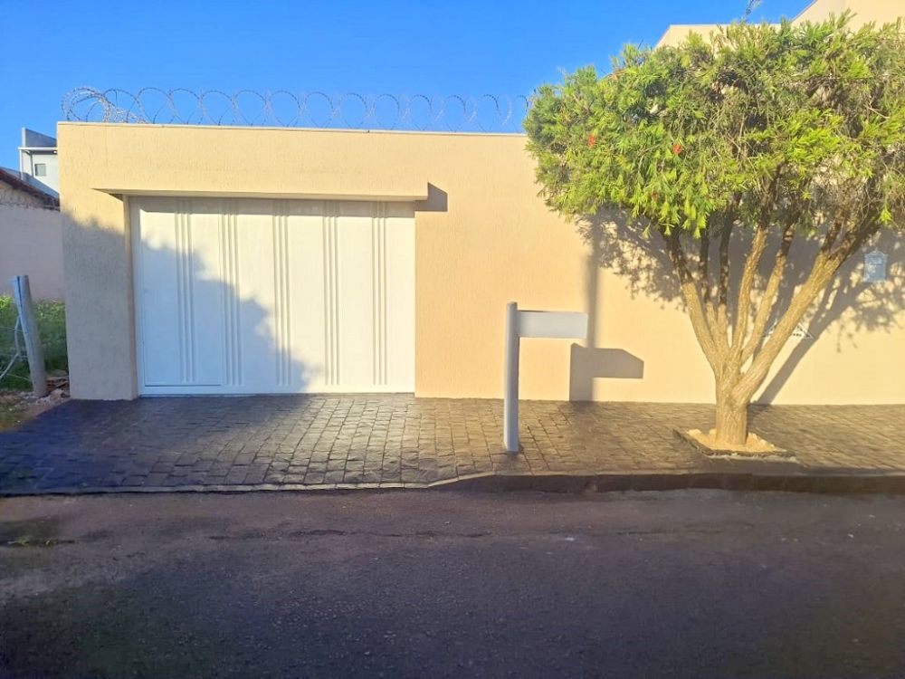 Casa com tr?s quartos, su?te, arm?rios, Jardim Patr?cia.