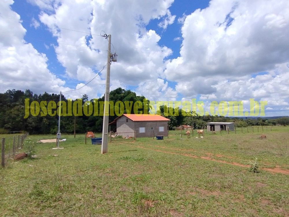 Ch?cara 2,0 hectares, ?gua corrente, 18 km de Uberl?ndia MG.