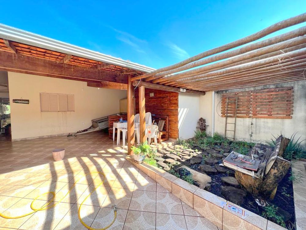 Casa três quartos, dois suítes, bairro Novo Mundo
