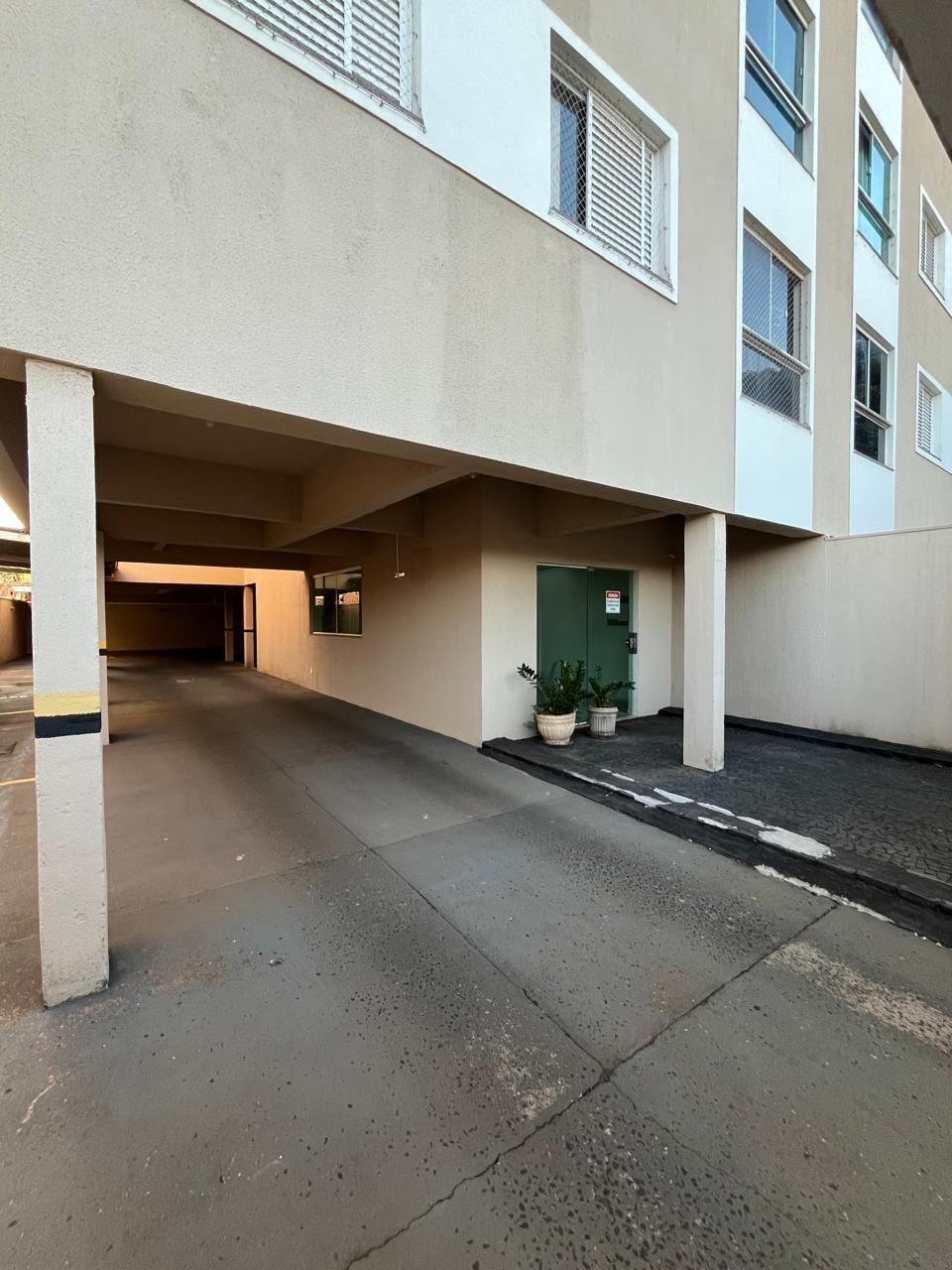 Apartamento tr?s quartos, um su?te, bairro Santa M?nica.