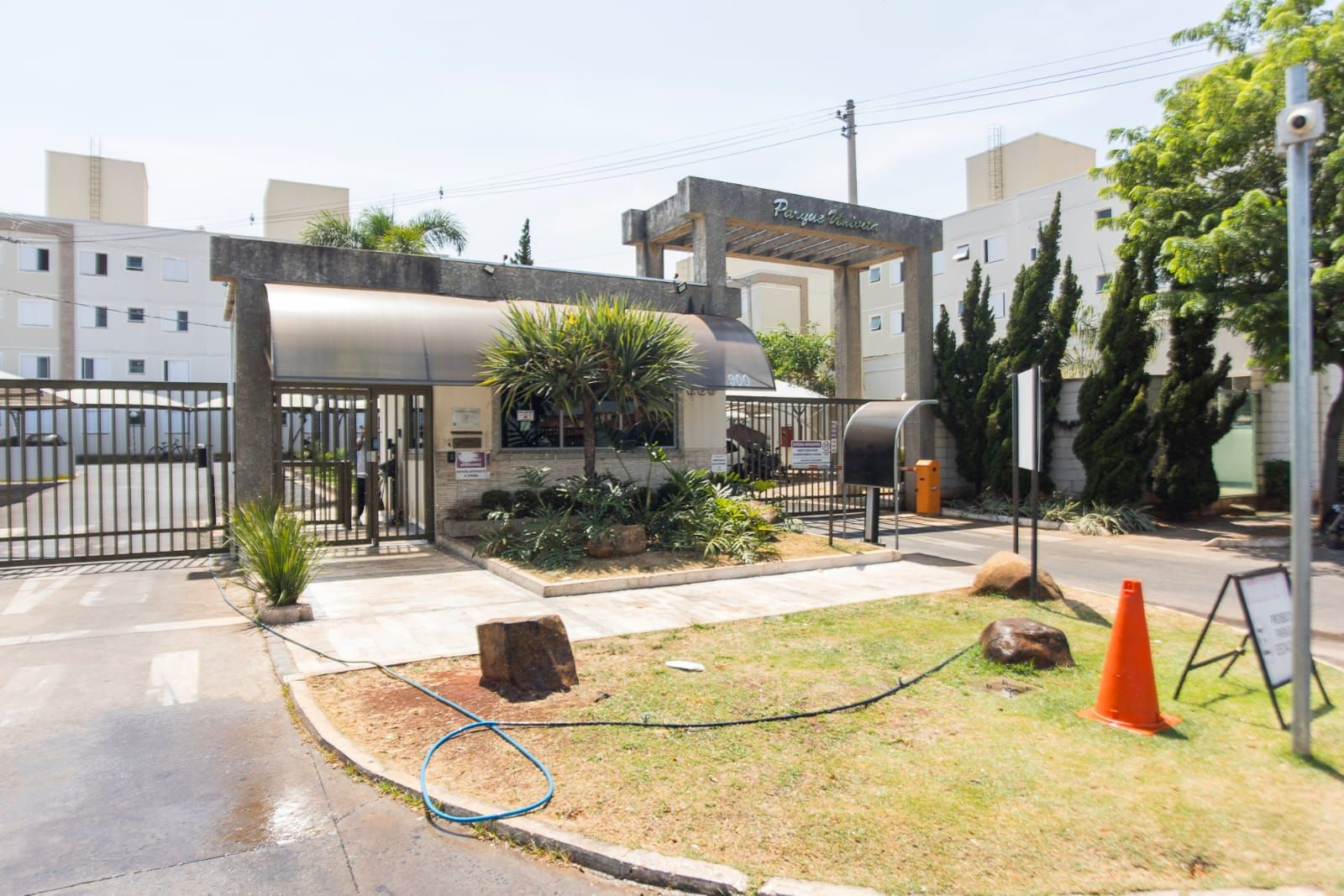 Apartamento térreo com quintal privativo.
