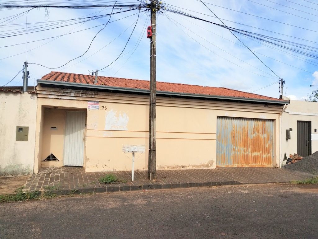 Casa com três quartos, um suíte, Jardim das Palmeiras.