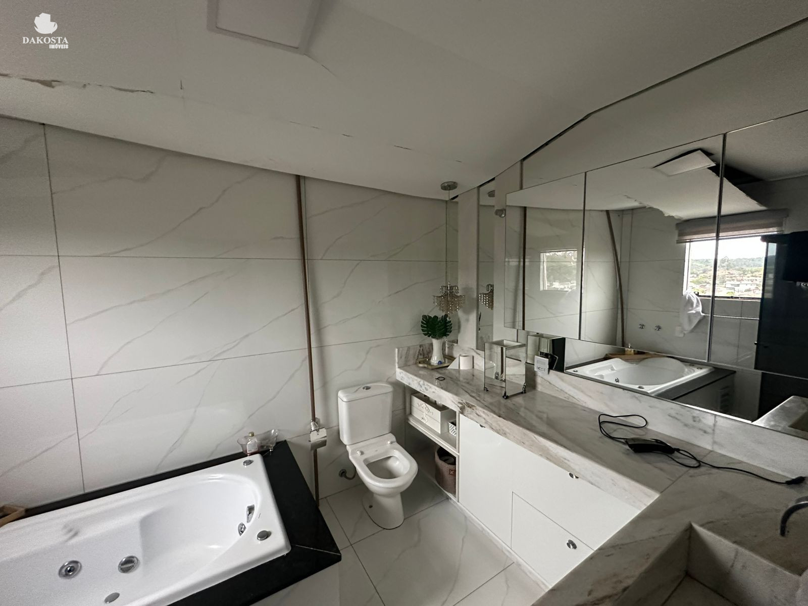 Maravilhosa Casa com 300m² Terreno de 1,700m² piscina Excelent...