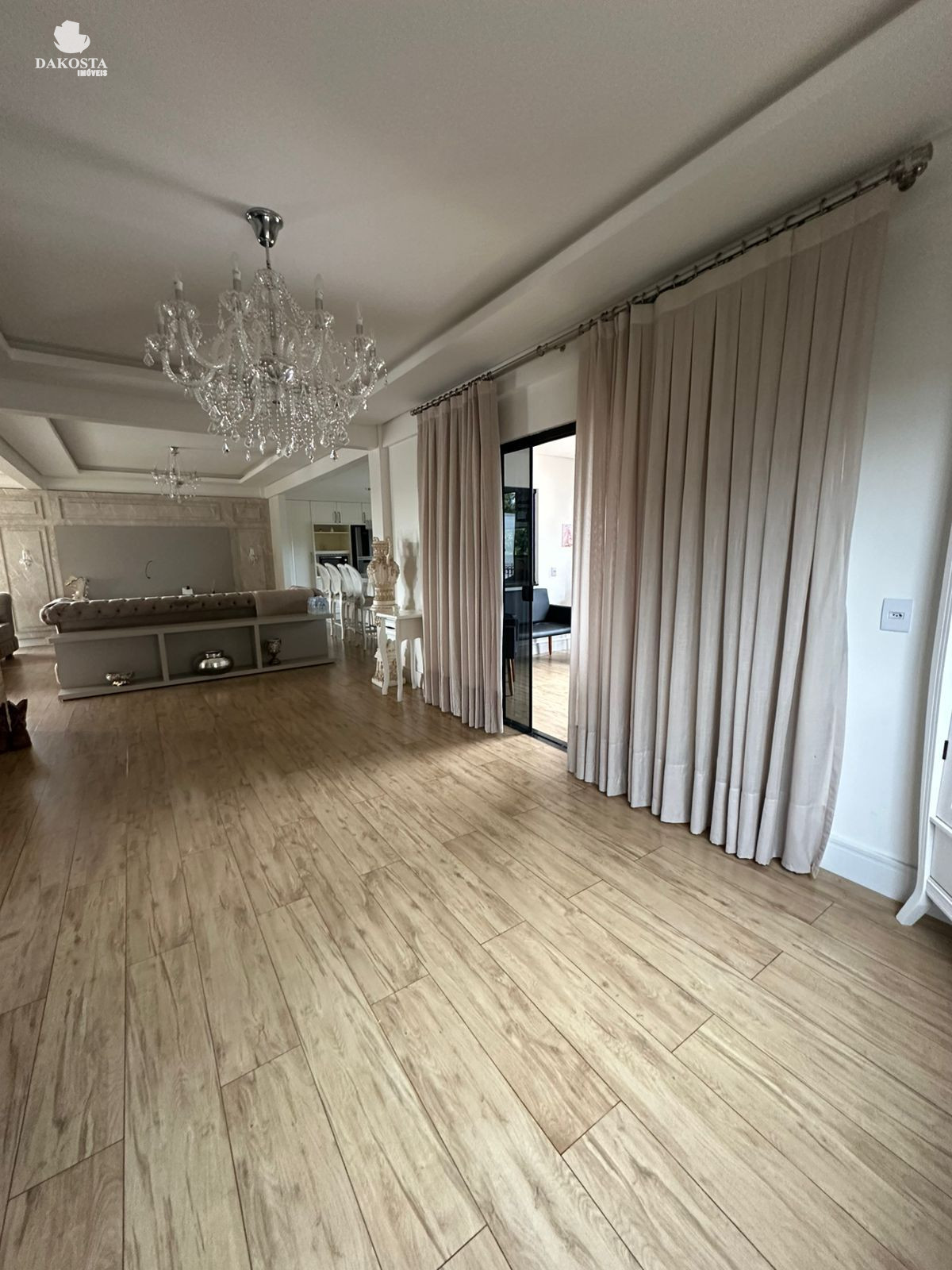 Maravilhosa Casa com 300m² Terreno de 1,700m² piscina Excelent...
