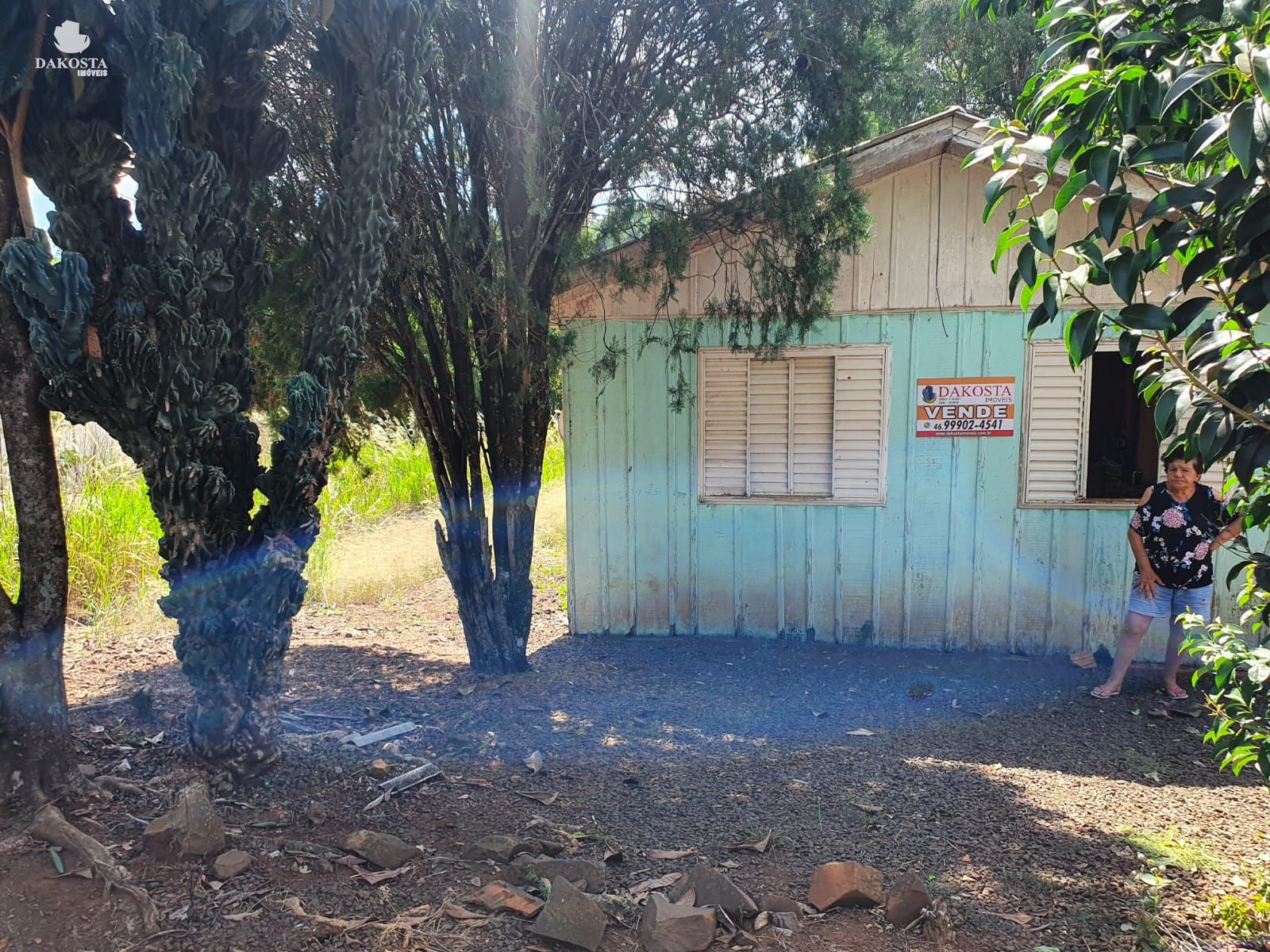 Lote com 528 metros quadrados e uma pequena casa