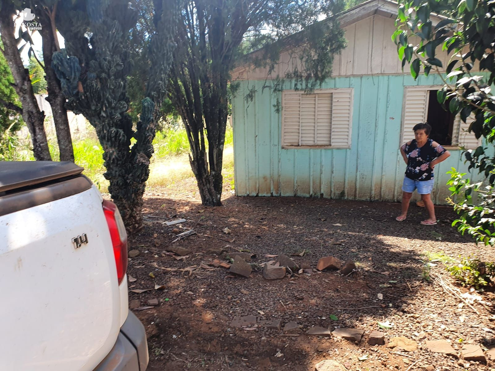 Lote com 528 metros quadrados e uma pequena casa
