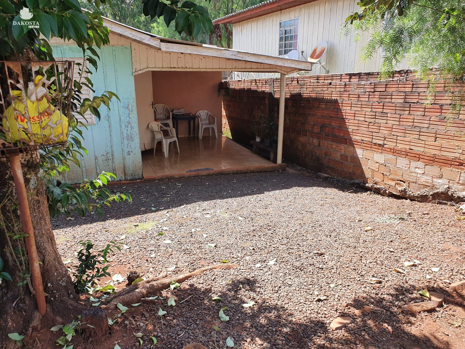 Lote com 528 metros quadrados e uma pequena casa
