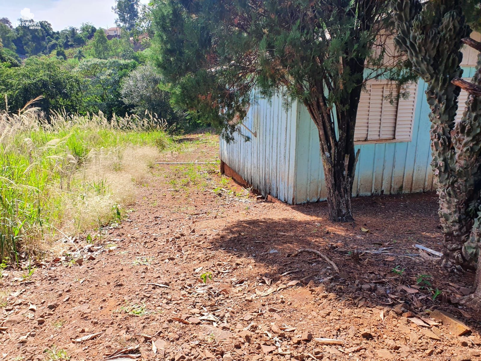 Lote com 528 metros quadrados e uma pequena casa
