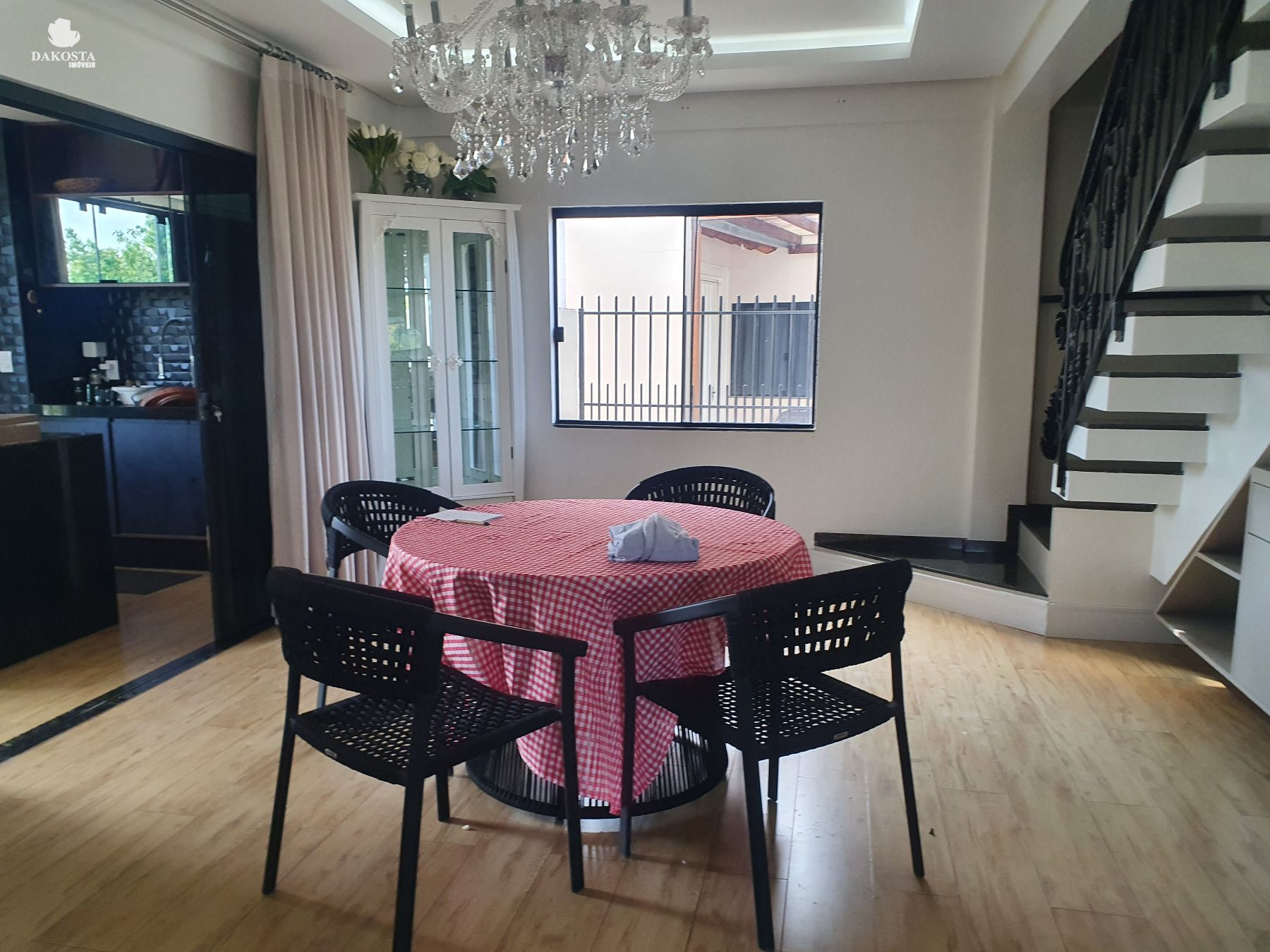 Maravilhosa Casa com 378m² Terreno de 1,700m² piscina Excelente Localização
