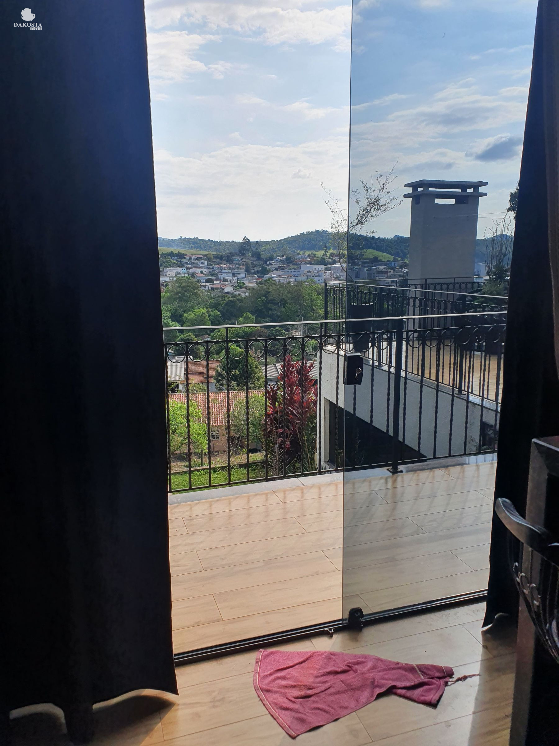 Maravilhosa Casa com 378m² Terreno de 1,700m² piscina Excelente Localização