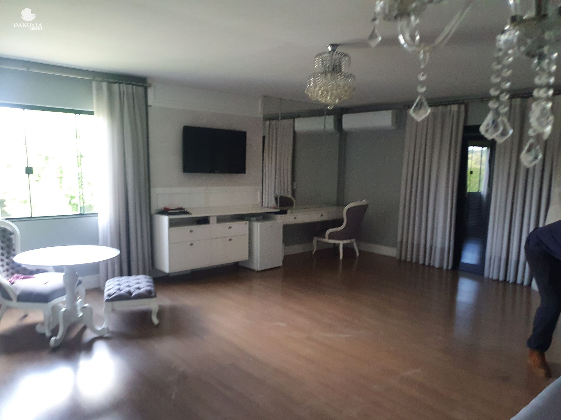 Maravilhosa Casa com 378m² Terreno de 1,700m² piscina Excelente Localização