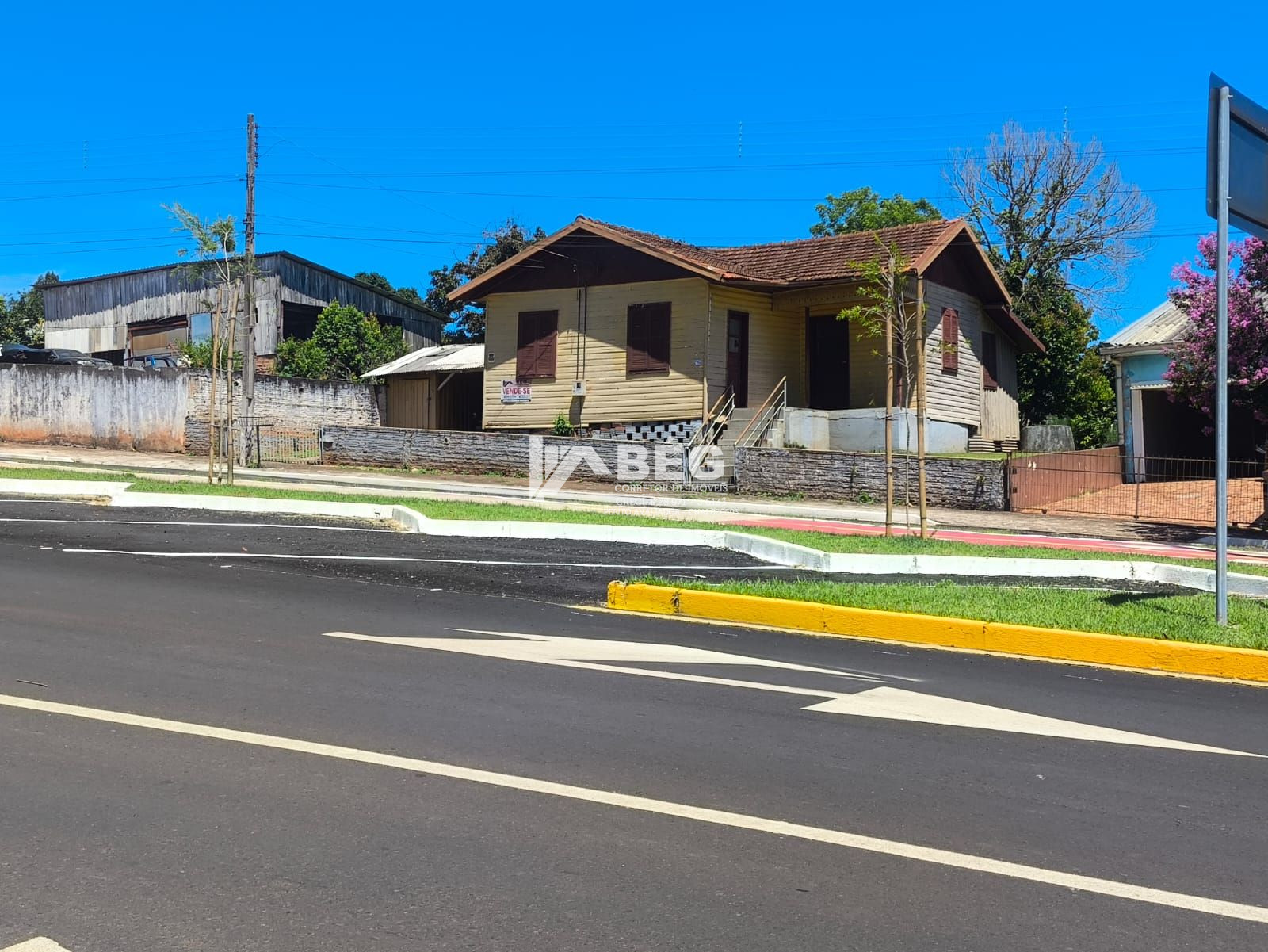Vendo Excelente Im�vel na Avenida Macali no Centro de Marmeleiro - PR.