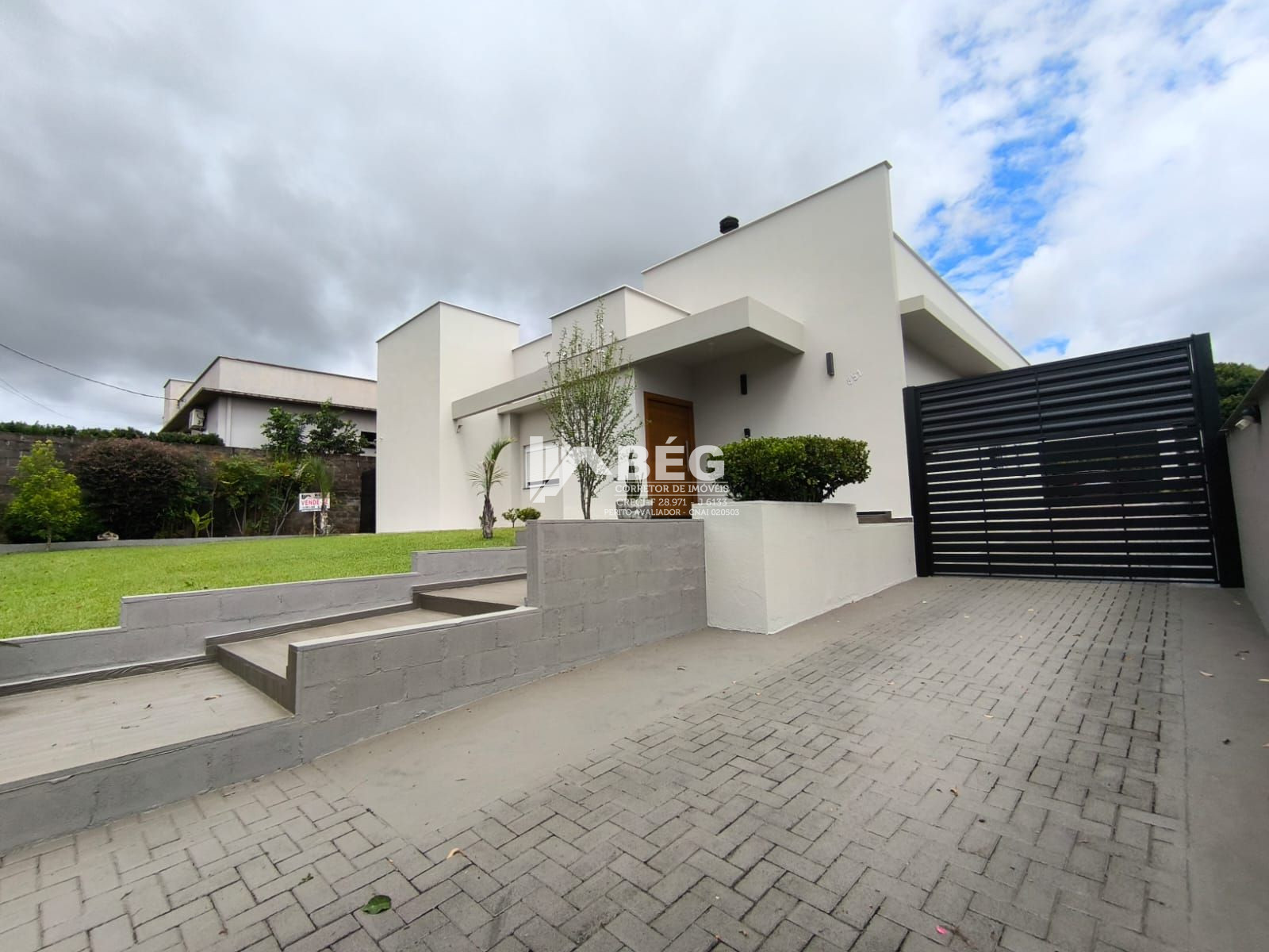 Vendo Casa com 336,00 m� de �rea Constr�da no Centro de Marmeleiro - PR.