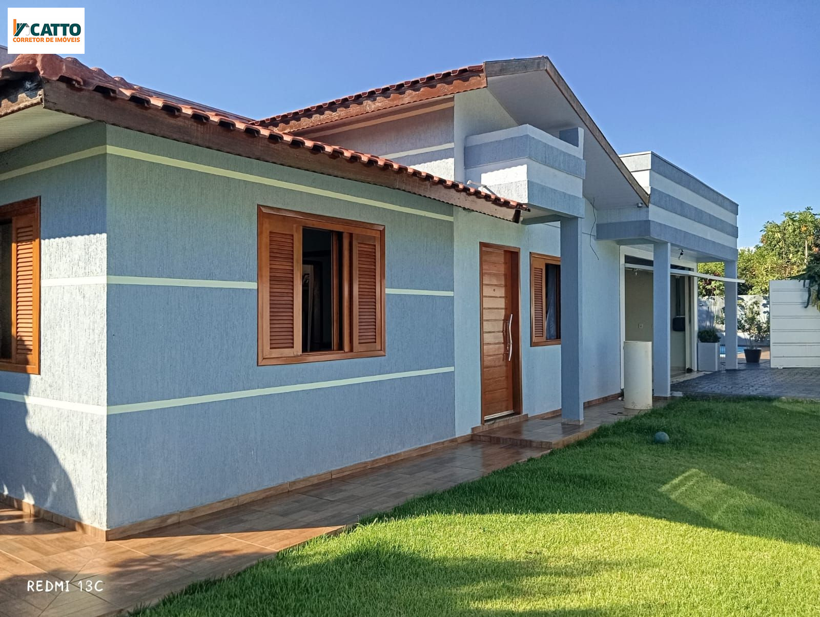 OPORTUNIDADE �NICA! CASA COM PISCINA EM LOCALIZA��O PRIVELEGIADA EM S.I.O!
