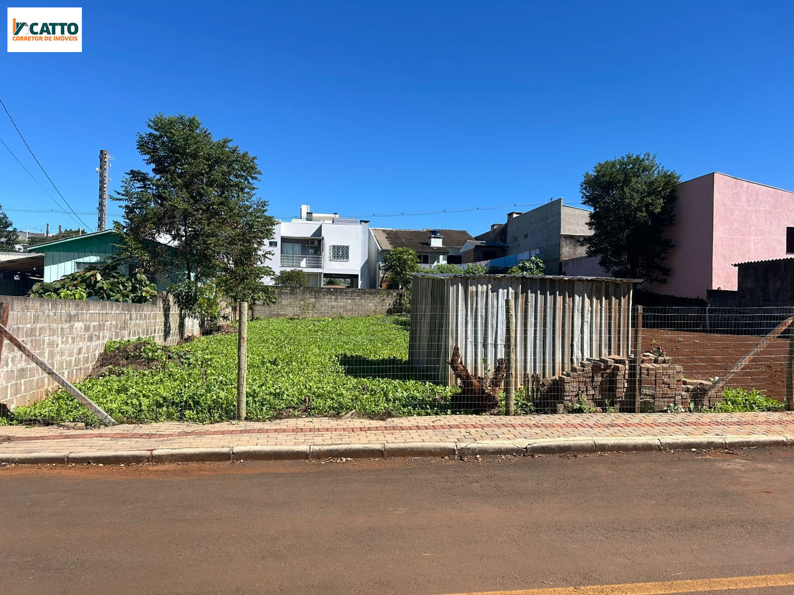 LINDO LOTE NO BAIRRO DOZE DE OUTUBRO EM STA IZABEL DO OESTE - PR.