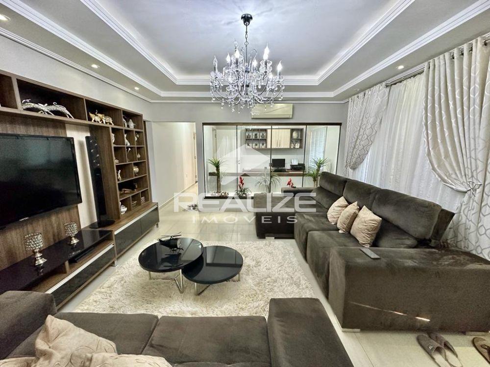 Sobrado à venda no Jardim Ipe com Sala Comercial