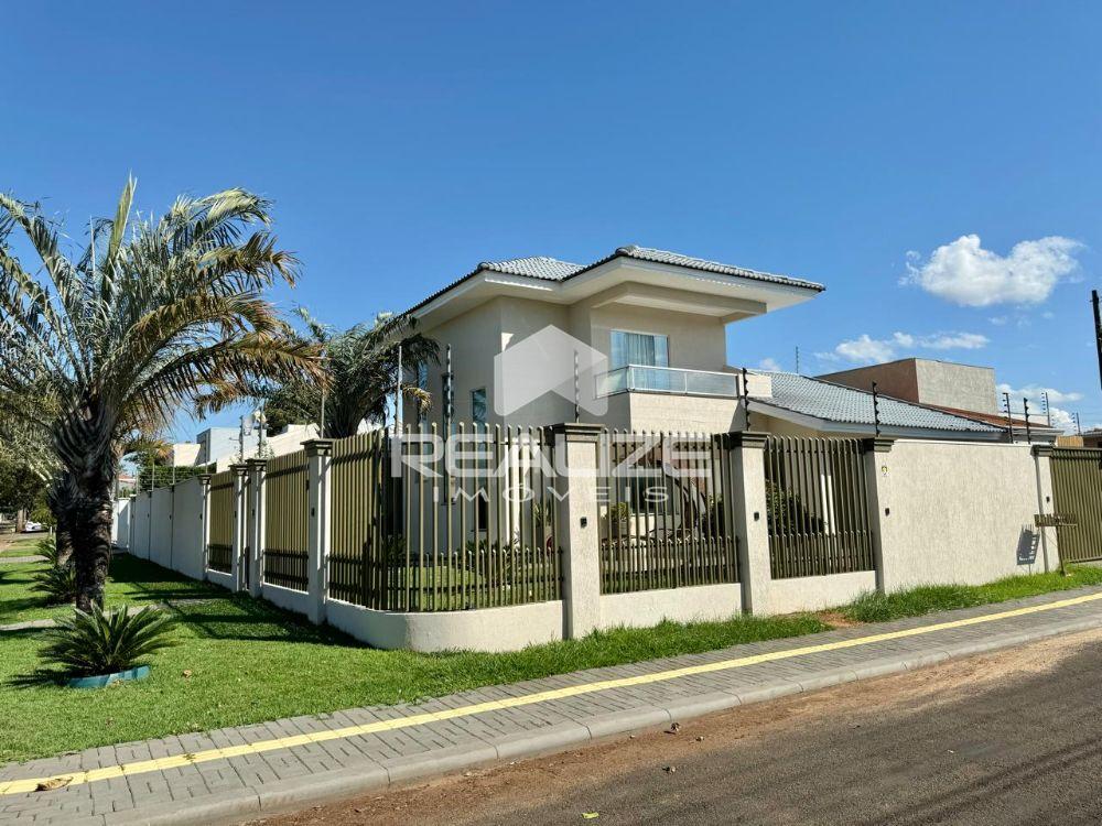Sobrado à venda no Jardim Ipê com piscina 