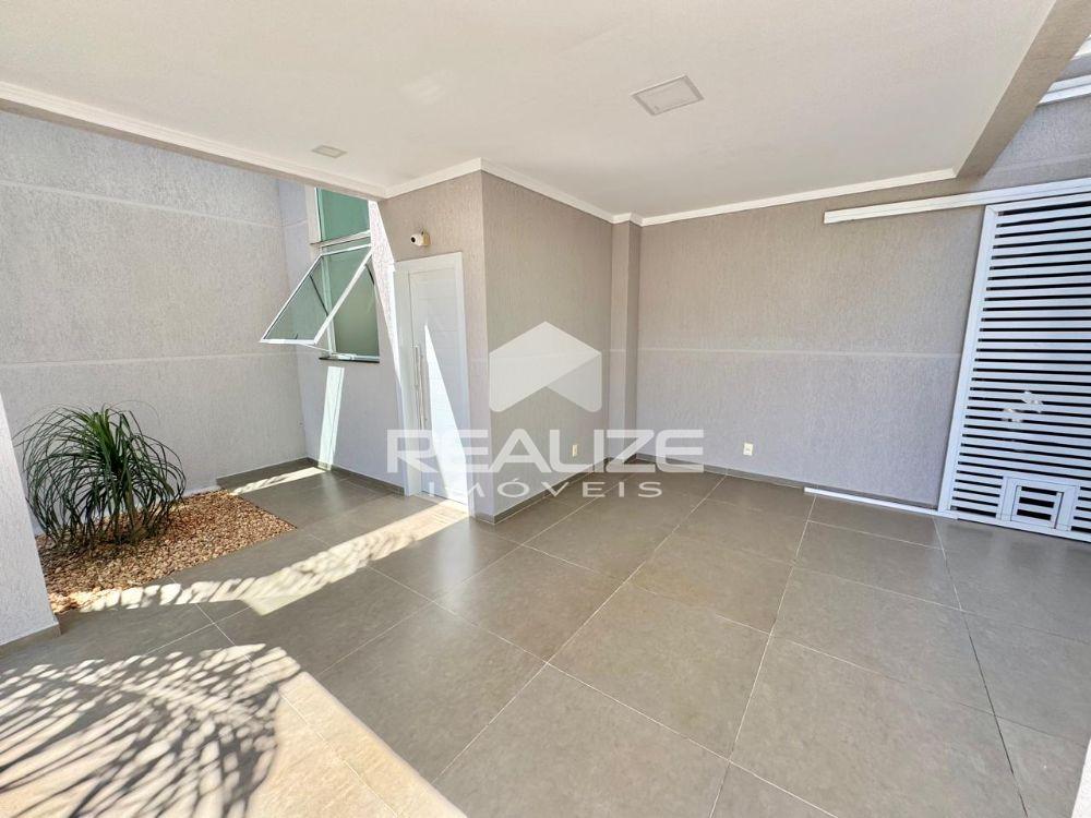 Sobrado à venda no Jardim Lancaster com Piscina 