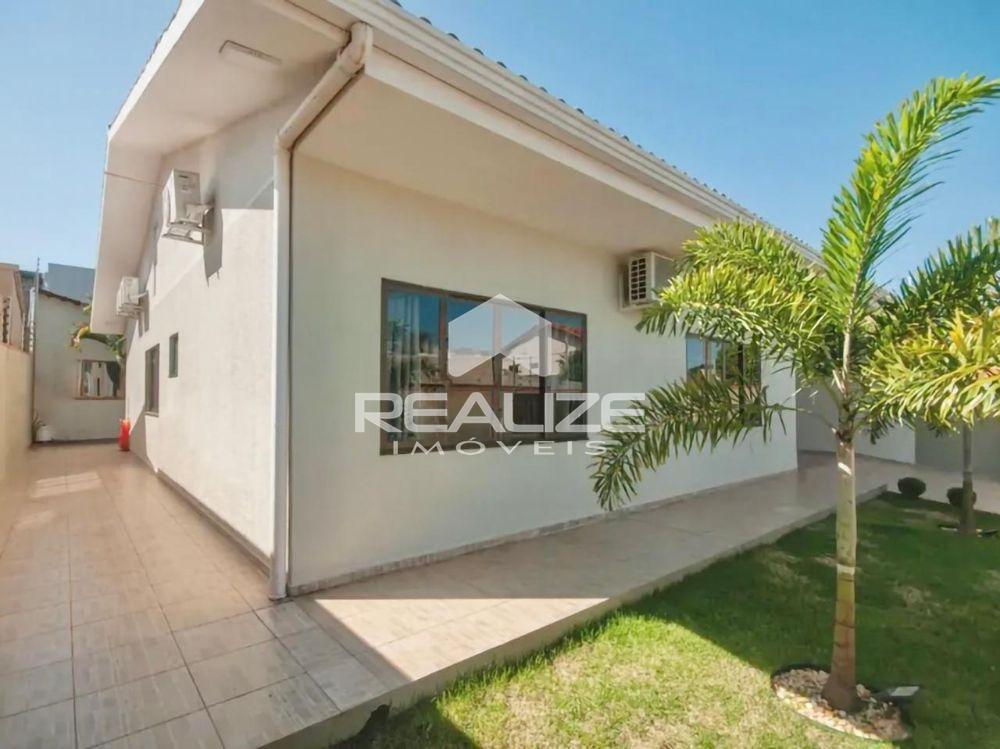 Casa à venda no Loteamento Bourbon com piscina 