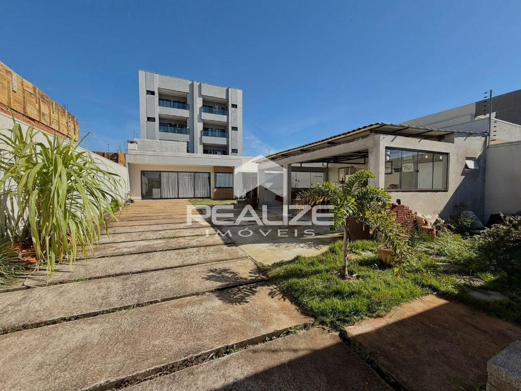 Casa à venda no Jardim Ipê IV com 2 quartos e amplo terreno