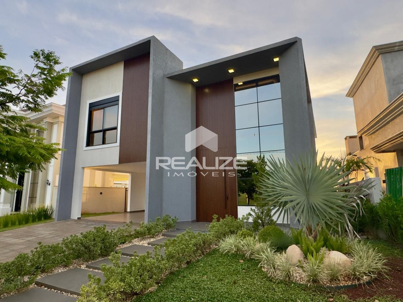 Sobrado mobiliado no Condomínio Royal Boulevard com 4 Suítes 