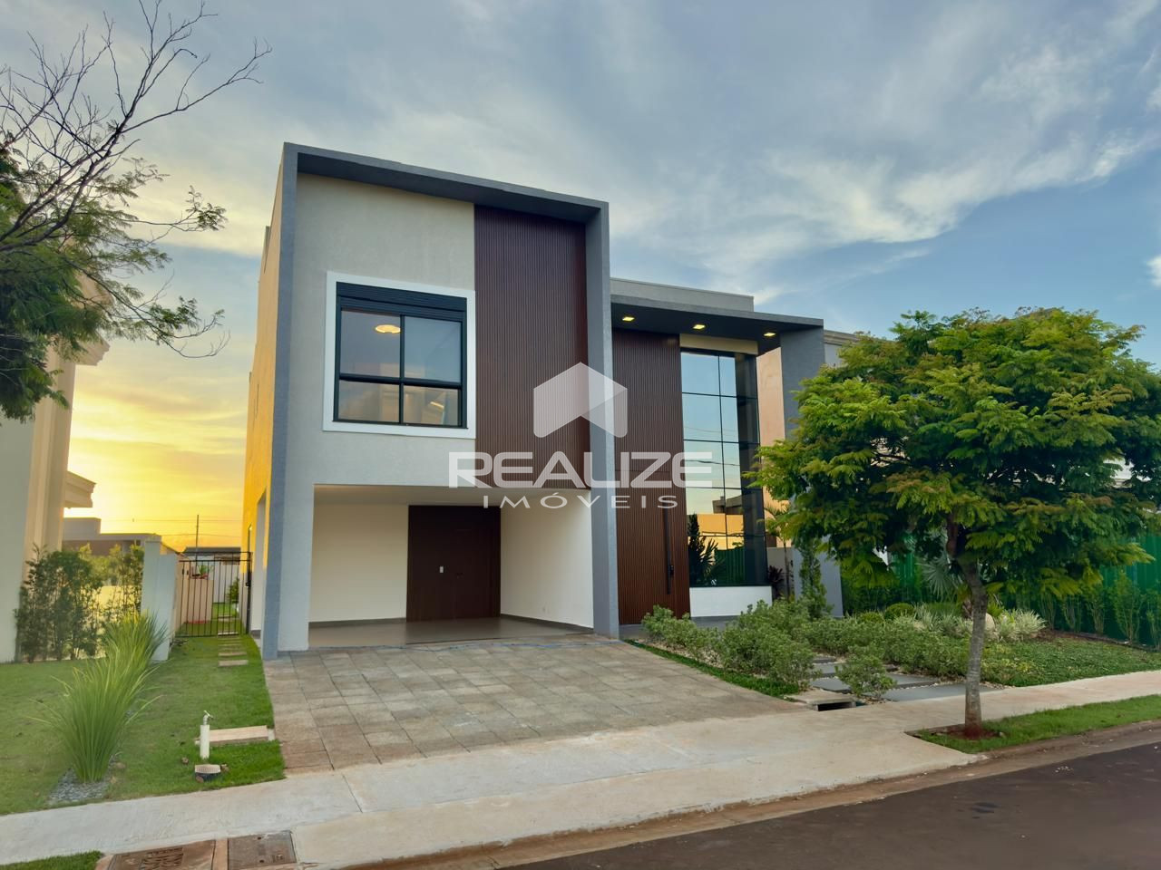 Sobrado mobiliado no Condomínio Royal Boulevard com 4 Suítes 