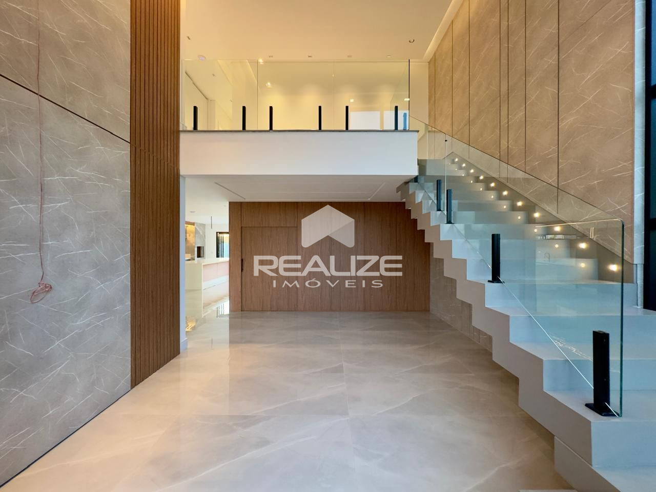 Sobrado mobiliado no Condomínio Royal Boulevard com 4 Suítes 