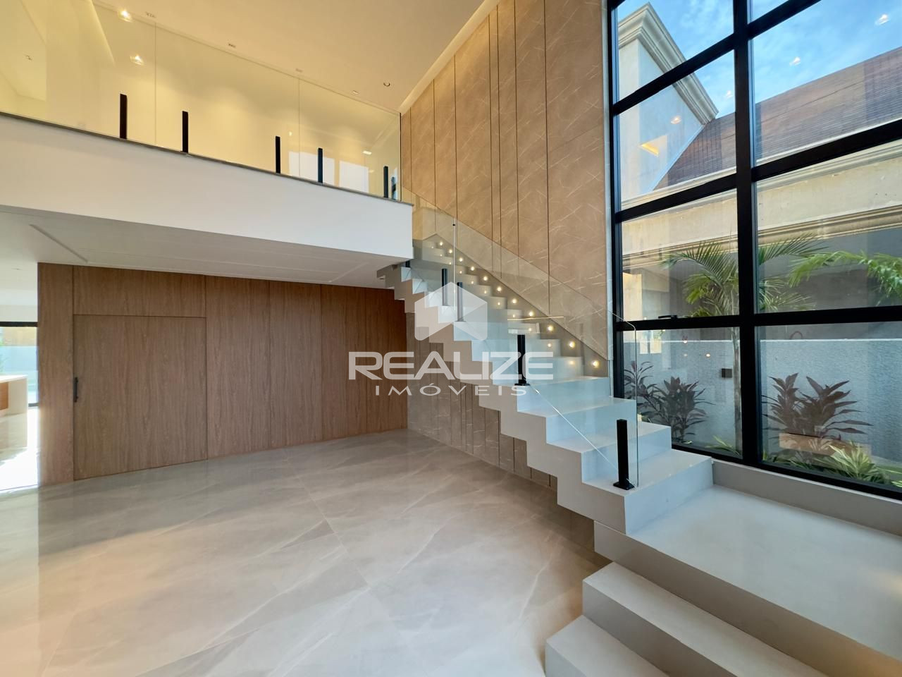 Sobrado mobiliado no Condomínio Royal Boulevard com 4 Suítes 