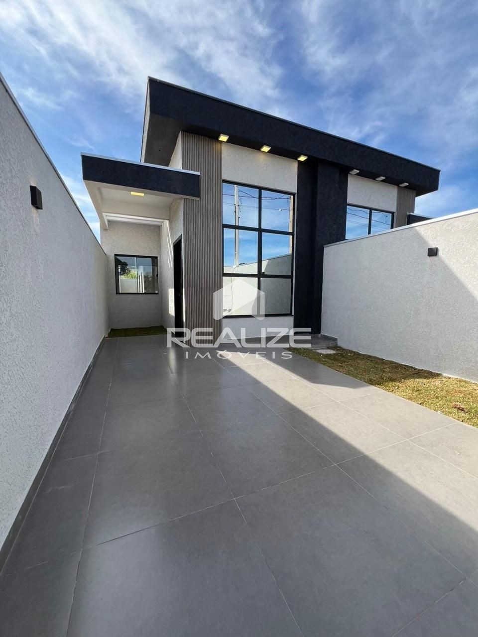 Casa à venda no Jardim Santiago com 2 Quartos (1 suíte).