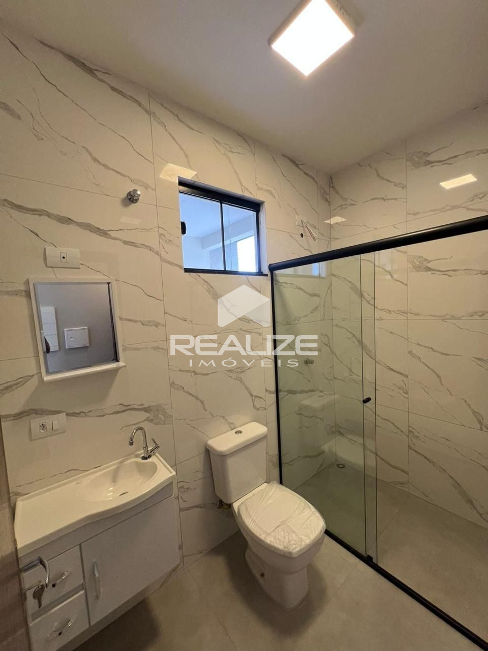 Casa à venda no Jardim Santiago com 2 Quartos (1 suíte).