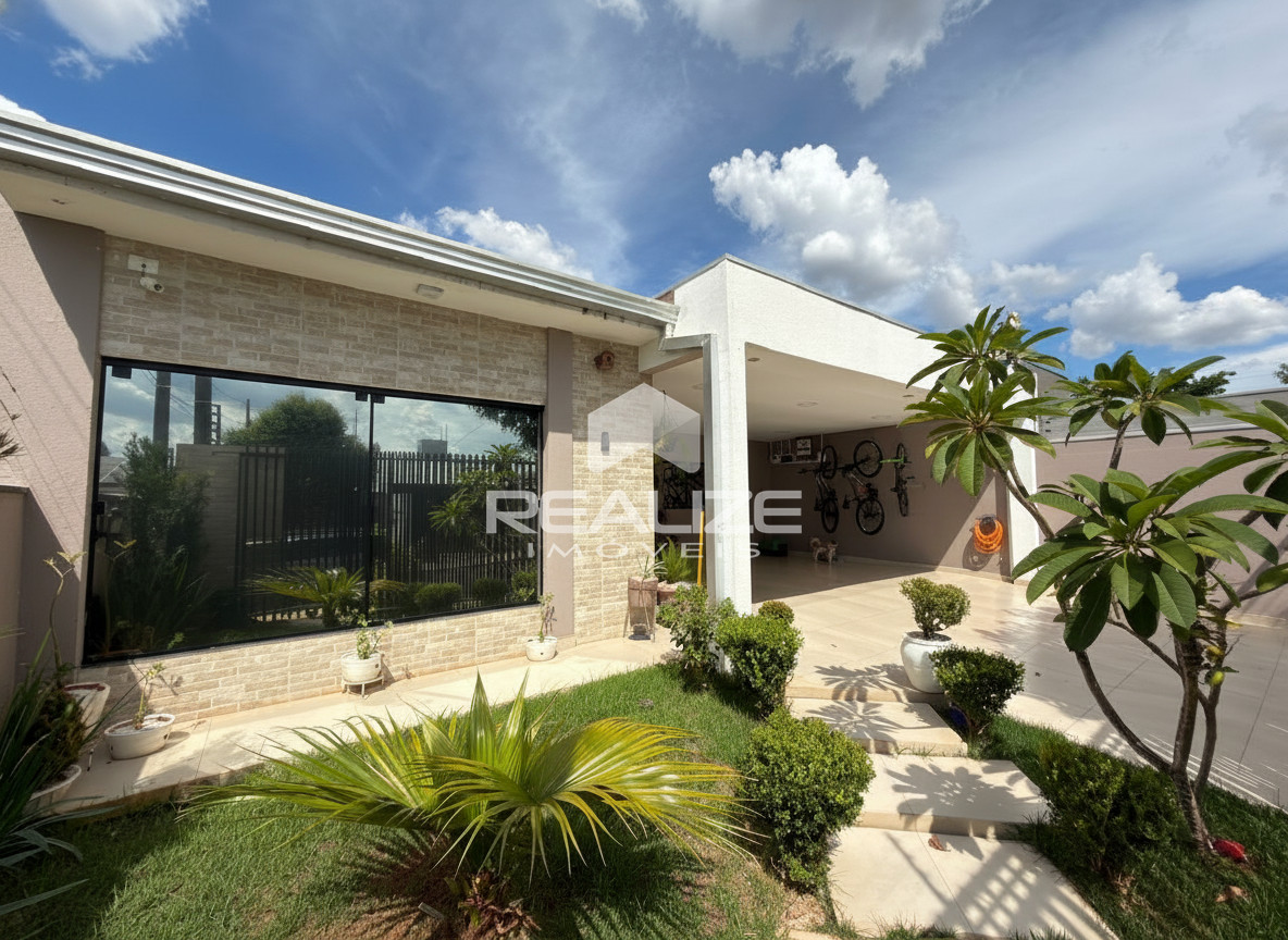 Casa à venda no Jardim Ipê 3 com 4 quartos (1 suíte) e piscina.