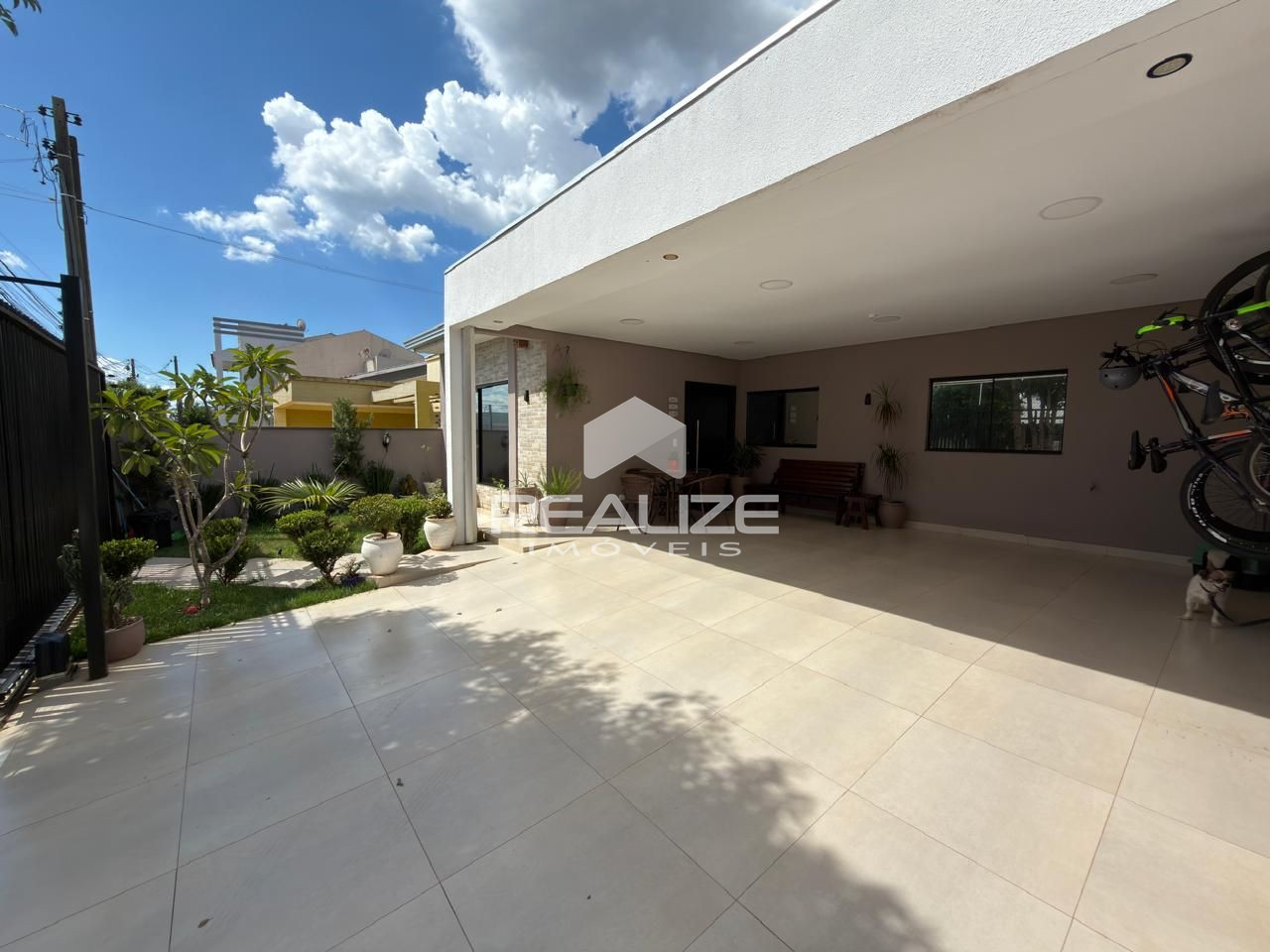 Casa à venda no Jardim Ipê 3 com 4 quartos (1 suíte) e piscina.